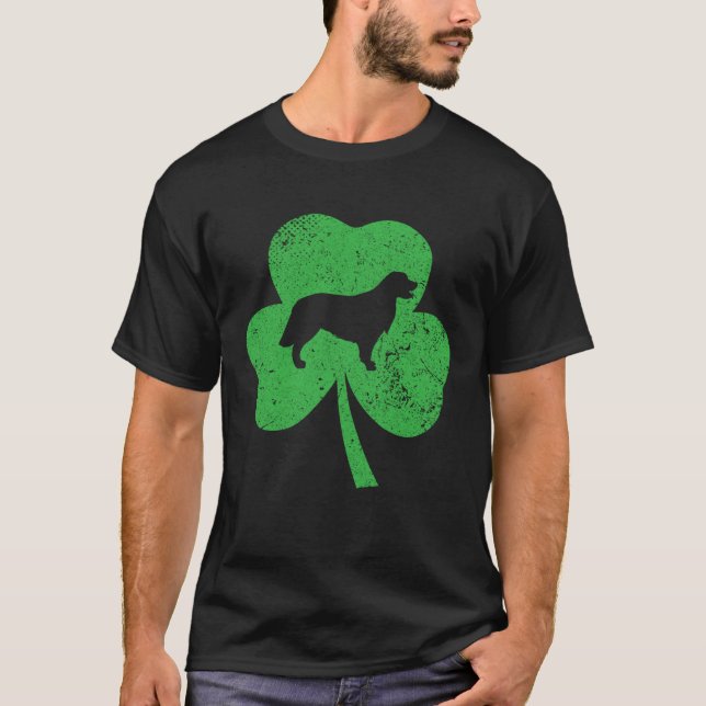 Golden Retriever St Patricks Day Distressed Shamro T Shirt (Framsida)