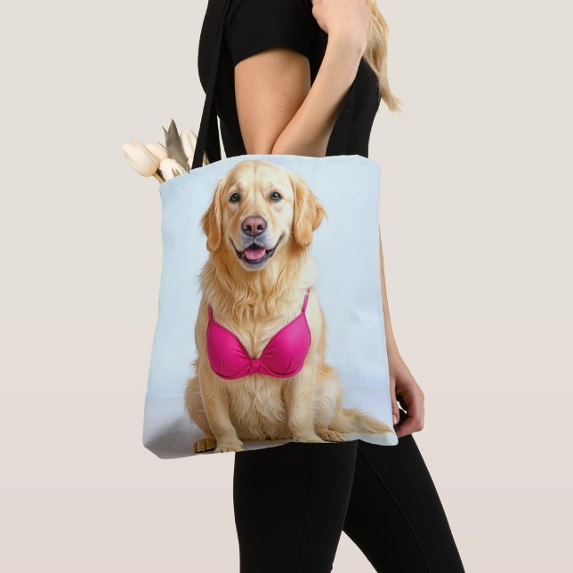 Golden Retriever Wearing a Pink Bra Tygkasse (Närbild)