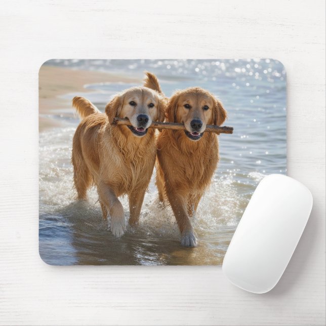 Golden Retrievers som bär en pinne Musmatta (Med mus)