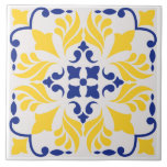 Golden Riviera Design Kakelplatta<br><div class="desc">Öka ditt utrymme med Golden Riviera Tile Design, en pulserande blandning av Medelhavsartister och blommigt elegans. Detta symmetriska motiv har fet gult blad och djupa koboltblåa accenter, vilket framkallar värmen hos sol-genomdränkt kusten och klassiska keramiska traditioner. Oavsett om det gäller mugg, plattor eller underlägg gör dess tidslösa palett mönster och...</div>