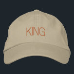 Golden Royal Khaki Hat Broderad Keps<br><div class="desc">Uppgradera garderoben med den här justerbara bomullsskyddshöljet. Med en slående "Kung" broderier i guld förenar den stil med en gnutta royalty. Perfekt för alla tillfälle säkerställer den justerbara passningen bekvämlighet och mångsidighet. Utsätt dig utan problem.</div>