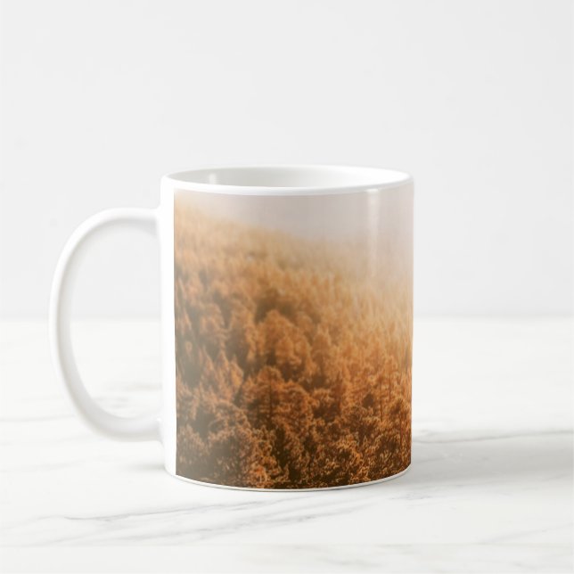 GOLDEN SOL ÖVER EN SKOGSBRUK KAFFEMUGG (Vänster)
