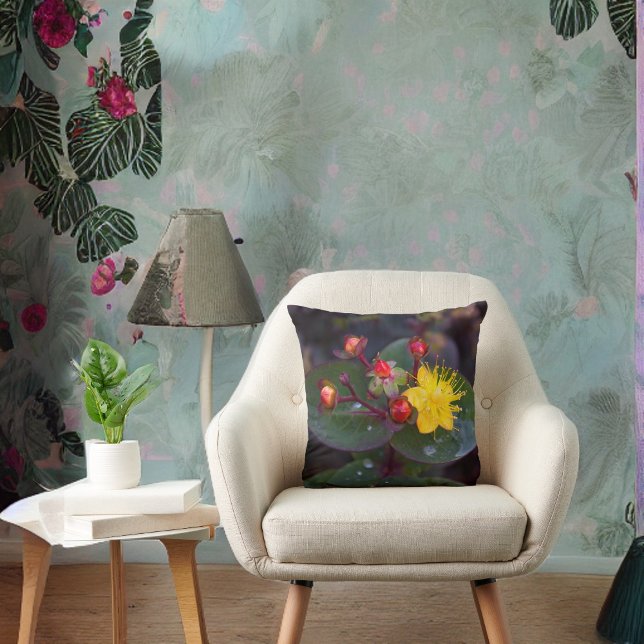 Golden St. John's Wort Blommigt Dekorativ kudde (Skapare uppladdad)