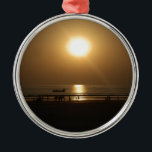 Golden Summer Sunset Reflection on the Beach Julgransprydnad Metall<br><div class="desc">Golden Summer Sunset Reflection on the Beach Introducing the "Golden Summer Sunset Reflection on the Beach", en andande konst biet som fångar en strand vid solnedgången och uppmanar dig att uppleva lugn och värme. De varma nyheterna och det silhuetterade figurer skapar en fredlig och inbjudande scen, perfekt för att tillföra...</div>