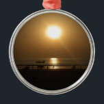 Golden Summer Sunset Reflection on the Beach Julgransprydnad Metall<br><div class="desc">Golden Summer Sunset Reflection on the Beach Introducing the "Golden Summer Sunset Reflection on the Beach", en andande konst biet som fångar en strand vid solnedgången och uppmanar dig att uppleva lugn och värme. De varma nyheterna och det silhuetterade figurer skapar en fredlig och inbjudande scen, perfekt för att tillföra...</div>