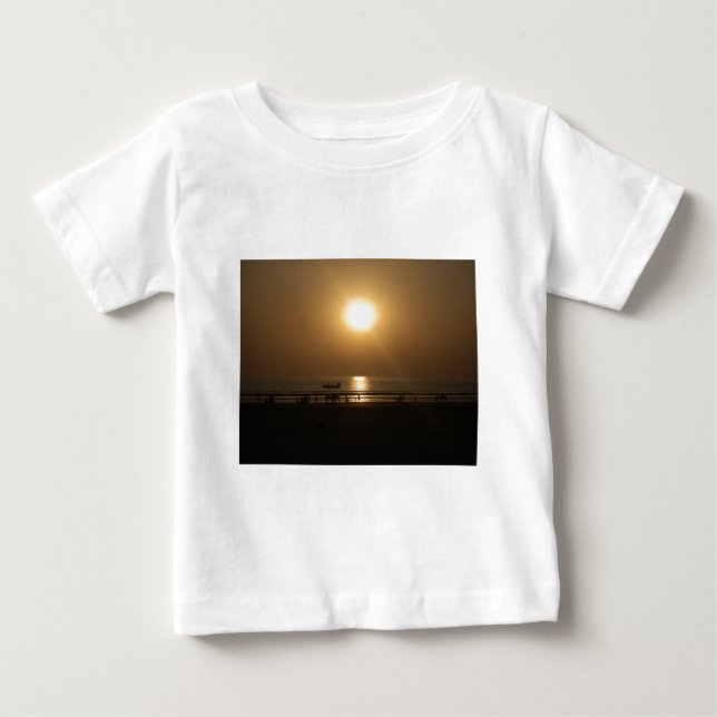 Golden Summer Sunset Reflection on the Beach T Shirt (Framsida)