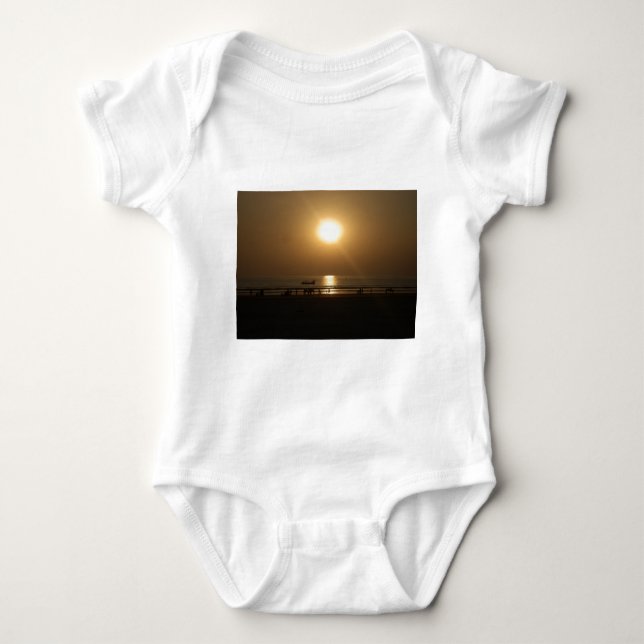 Golden Summer Sunset Reflection on the Beach T-shirt (Framsida)