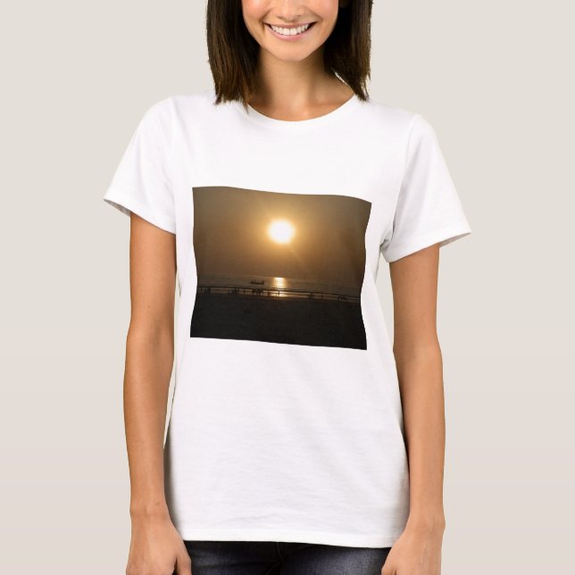 Golden Summer Sunset Reflection on the Beach Tee Shirt (Framsida)