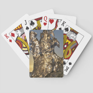 Golden sunrise som ses genom isbergsbildning spel kort