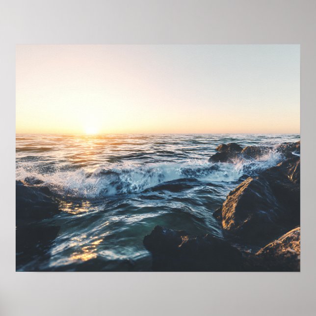 Golden Sunset Ocean Waves on Rocks Serene Seascape Poster (Framsidan)