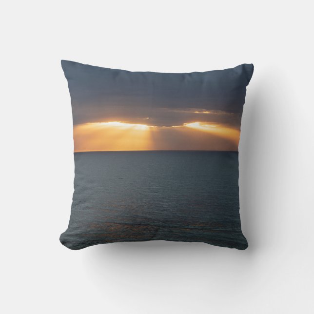 Golden sunset rockor över havet med reflektioner kudde (Framsida)