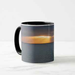 Golden sunset rockor över havrereflektioner mugg