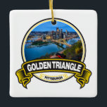 Golden Triangle Pittsburgh Travel Badge Julgransprydnad Keramik<br><div class="desc">Pittsburghs fotorealistiska Golden Triangle-design. I en artikel från 1914 på lördagskvällen gavs det smeknamnet "Golden Triangle" på nationell nivå,  eftersom marken räknades bland "de mest utlånade i Förenade Stater,  som hade genererat enorma rikedomar".</div>