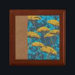 Golden Yarrow Garden med blå bakgrund Minnesask<br><div class="desc">Golden ypil blommor slår sönder den här vackra trädgårdsscenen. Den blå bakgrunden innehåller också en nyans av löv som är spridd över hela världen. Det är som att tittar på ett Magic Öga-foto,  förutom mycket mer roligt!</div>