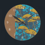 Golden Yarrow Garden med blå bakgrund Rund Klocka<br><div class="desc">Golden ypil blommor skildrar denna vackra trädgårdsscen. Den blå bakgrunden innehåller också ett tips på löv som är spridda över hela världen. Det är som att tittar på ett fotografi av Magic Öga förutom mycket mer roligt!</div>