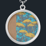 Golden Yarrow Garden med blå bakgrund Silverpläterat Halsband<br><div class="desc">Golden ypil blommor slår sönder den här vackra trädgårdsscenen. Den blå bakgrunden innehåller också en nyans av löv som är spridd över hela världen. Det är som att tittar på ett Magic Öga-foto,  förutom mycket mer roligt!</div>