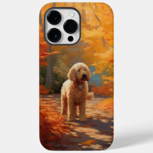 Goldendoodle bland höstlöv Fall Inspirerar