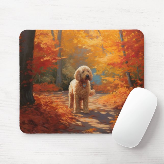 Goldendoodle bland höstlöv Faller Inspirerar Musmatta (Med mus)