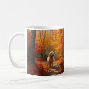 Goldendoodle bland höstlöv hösten inspirerar kaffemugg
