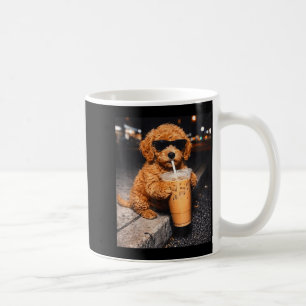 Goldendoodle dricker iskaffe rolig djur mem kaffemugg