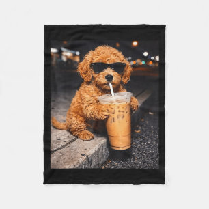 Goldendoodle dricker iskaffe rolig djurmem fleecefilt