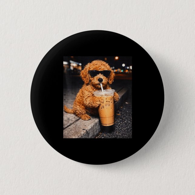 Goldendoodle dricker iskaffe rolig djurmem knapp (Framsida)