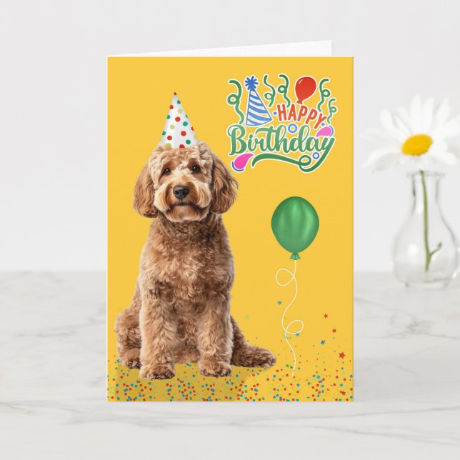 Goldendoodle Hund i en Festhatt på Gul Födelsedag Kort (Liten växt)
