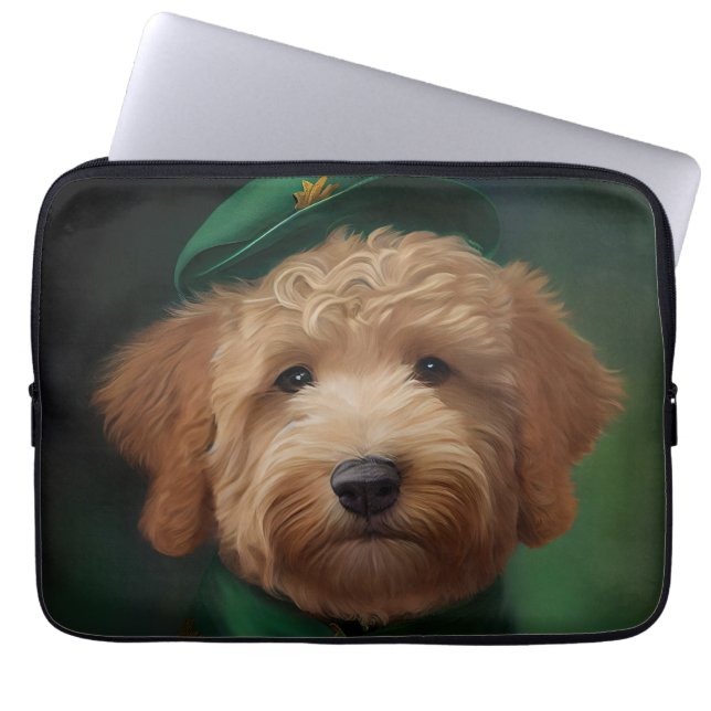Goldendoodle Hund i St. Patrick Dress Laptop Fodral (Framsidan)