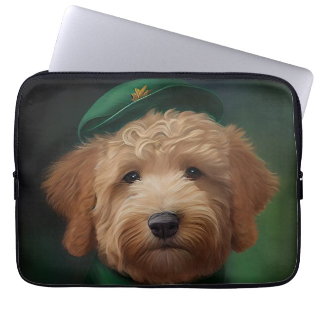 Goldendoodle Hund i St. Patrick Dress Laptop Fodral (Framsidan)