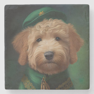 Goldendoodle Hund i St. Patrick Dress Stenunderlägg