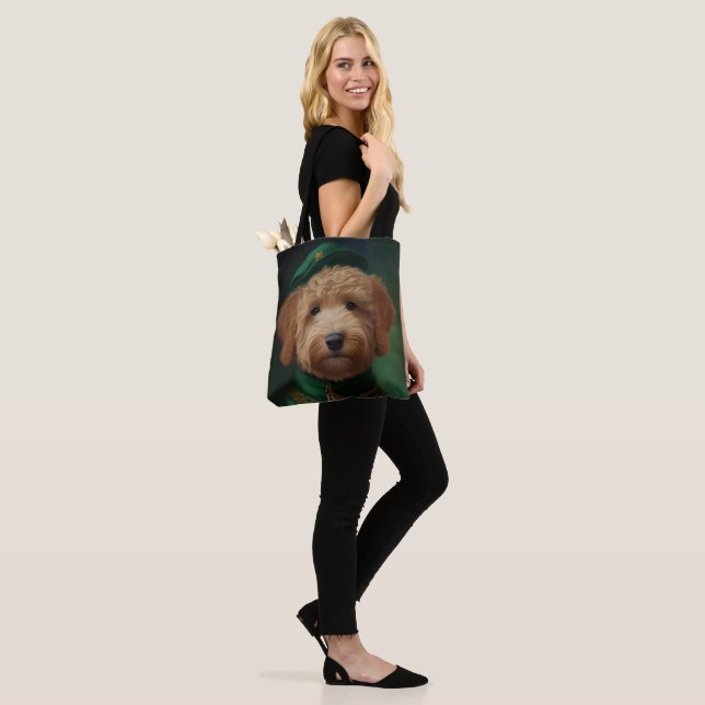 Goldendoodle Hund i St. Patrick Dress Tygkasse (På modell)