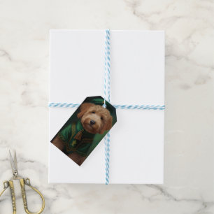 Goldendoodle Hund i St. Patricks dag dräkt Presentetikett