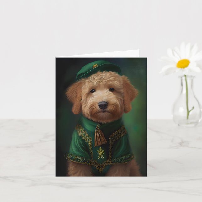 Goldendoodle Hund i St. Patricks dag-kostym Kort (Liten växt)