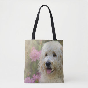 goldendoodle-hund i vattenträdgård tygkasse
