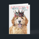 Goldendoodle Hund Queen for a Day Funny Birthday Kort<br><div class="desc">Denna vackra Goldendoodle kanske inte är royalty,  men den ser verkligen värdefull ut i ett glatt krona och läser glasögon för att skicka lustig födelsedag önskemål.</div>