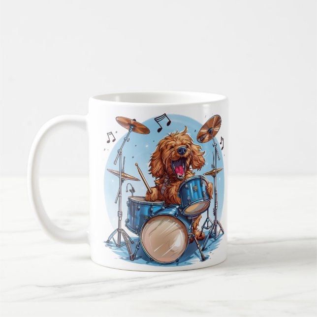 Goldendoodle Hund spelar trummor Kaffemugg (Vänster)