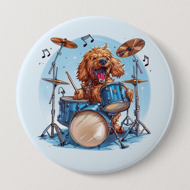 Goldendoodle Hund spelar trummor Knapp (Framsida)