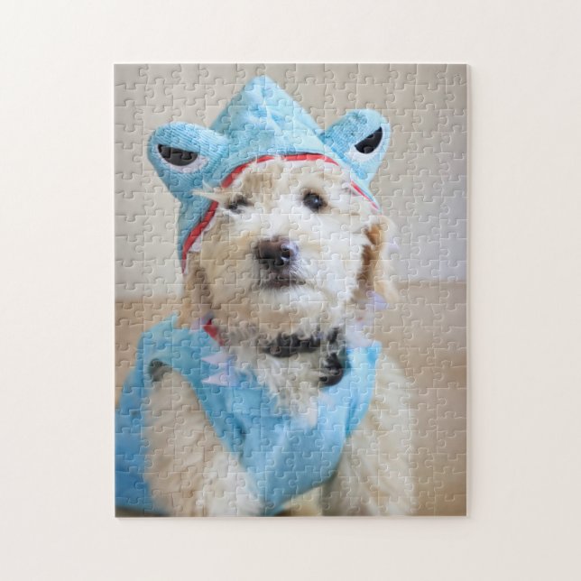 Goldendoodle i hajdräkt pussel (Vertikal)