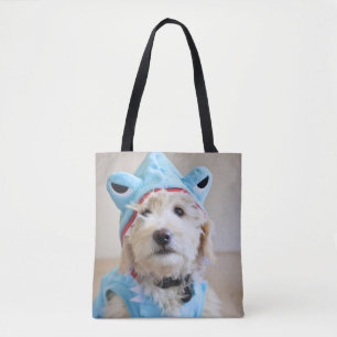 Goldendoodle i hajkostym tygkasse