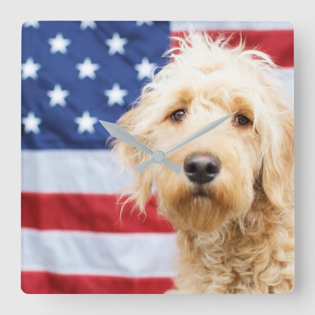 Goldendoodle med amerikansk Flagga Fyrkantig Klocka (Framsida)