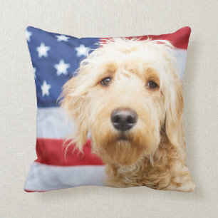 Goldendoodle med amerikansk Flagga Kudde