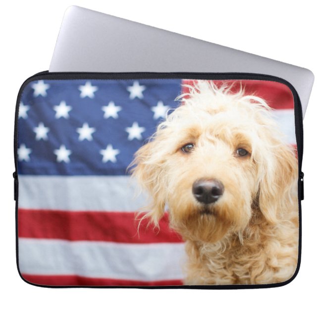 Goldendoodle med amerikansk Flagga Laptop Fodral (Framsidan)