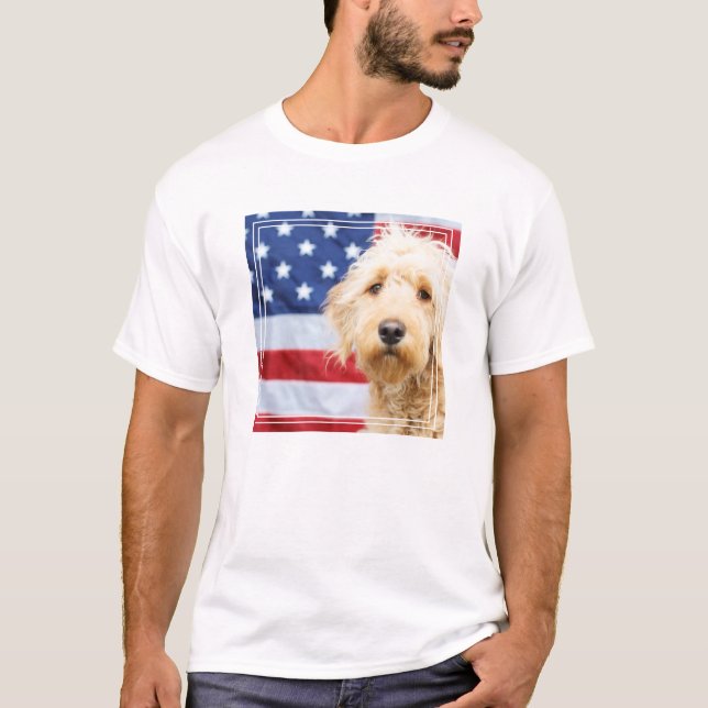 Goldendoodle med amerikansk Flagga T Shirt (Framsida)