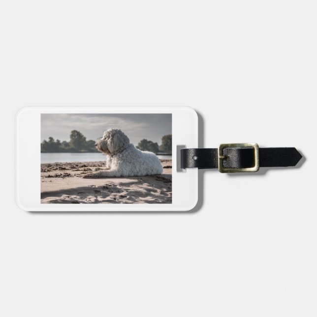 goldendoodle på stranden bagagebricka (Horisontell Framsida)