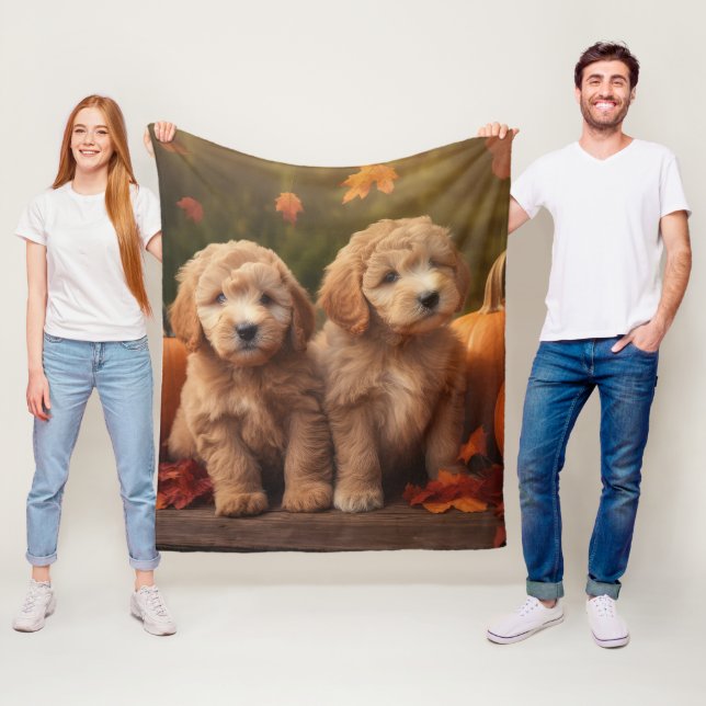 Goldendoodle Puppy Autumn Delight Pumpkin Fleecefilt (På plats)