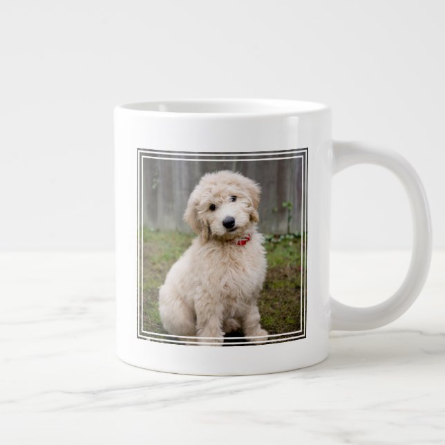 Goldendoodle Puppy Sits in Gran Jumbo Mugg (Höger)