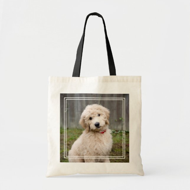Goldendoodle Puppy Sits in Grass Tygkasse (Framsidan)