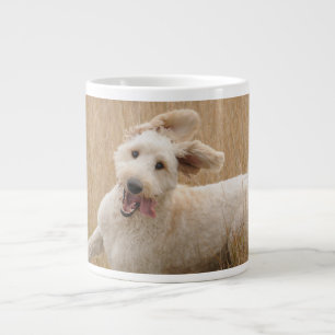 Goldendoodle Springa genom gräs Jumbo Mugg