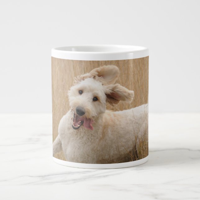 Goldendoodle Springa genom gräs Jumbo Mugg (Framsidan)