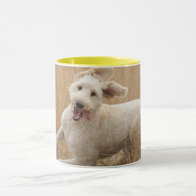 Goldendoodle Springa genom gräs Mugg (Center)